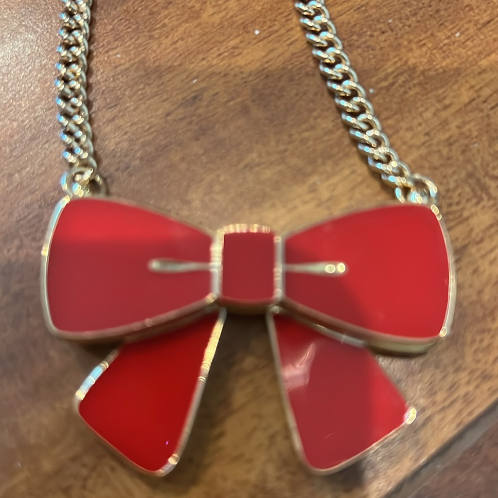 Este Lauder Pleasures Charming Bow Pendant Compact Necklace
